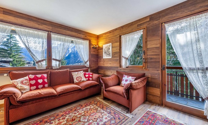 Courmayeur Apartment | Apartment “In centro a Courmayeur Mont Blanc” with Mountain View & Balconies