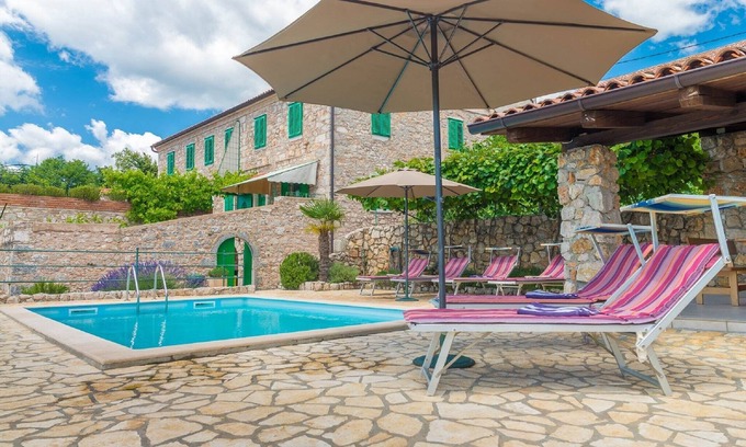 Crikvenica Villa | Apartment in Crikvenica with Scenic Terrace