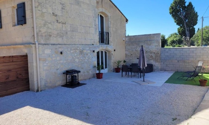 Raphele-les-Arles Apartment | Apartment in part of Mas