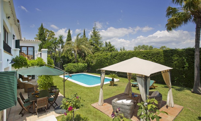 Guadalmina Apartment | Apartment in Guadalmina, Puerto Banus, Marbella with pool and private garden