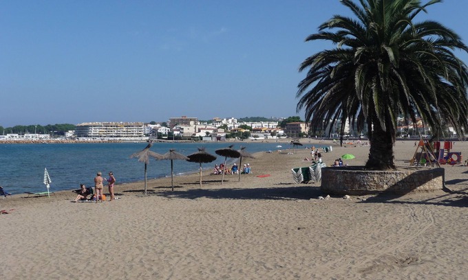 L'Escala Apartment | Apartment in L'escala with shared pool Quiet neighborhood