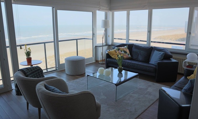 Nieuwpoort-aan-Zee Apartment | Apartment in Nieuwpoort with Stunning Views