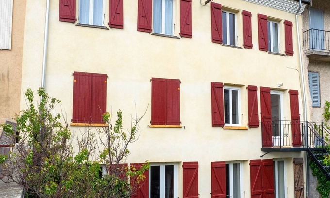 Embrun Apartment | Apartment in townhouse