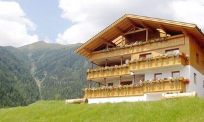 Santa Valburga Apartment | Apartment in Ultental