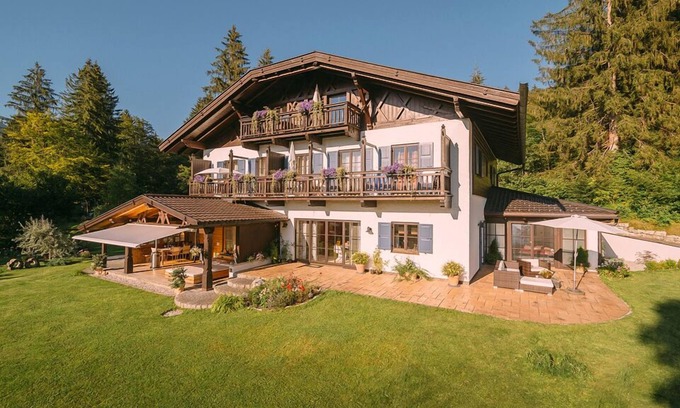 Garmisch-Partenkirchen Apartment | *Apartment in unique Location, inmidst the Ski and Hiking area