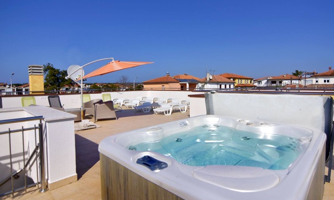 Umag Apartment | Apartment in Villa Alpa5 with outdoor jacuzzi Umag-Punta near the sea Wi-Fi