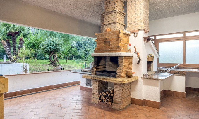 Palermo Villa | Apartment 'In Villa Con Piscina' with Shared Pool, Wi-Fi and Air Conditioning