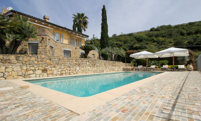 Bordighera Apartment | Apartment in villa with swimming pool and garden. CITRA CODE: 008008- LT -0320