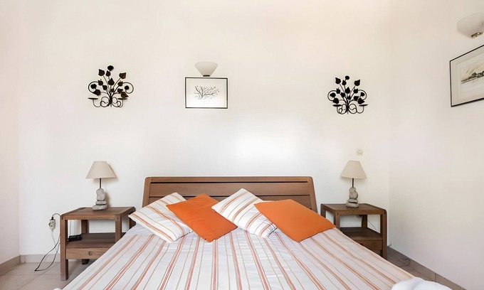 Ag. Georgios Apartment | Apartment 'Iris One-Bedroom Bungalow' with Shared Pool, Wi-Fi and Air Conditioning