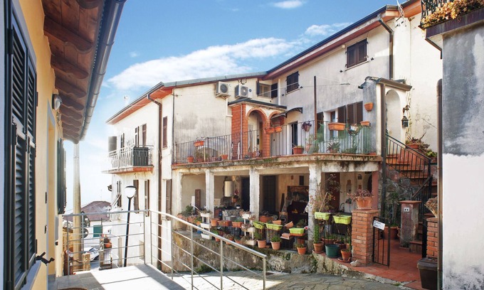 Montale-Serra-Piazza Apartment | Apartment 'La Casa Di Veppo' with Mountain View