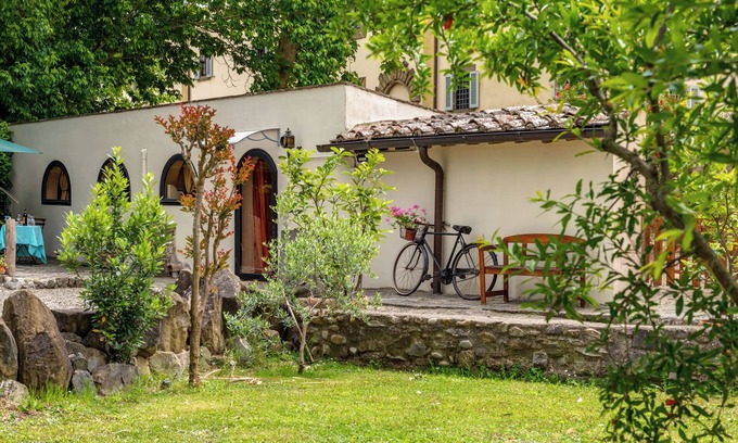 Montelupo Fiorentino Apartment | Apartment 'Depandance Con Giardino' with Shared Garden, Wi-Fi and Air Conditioning