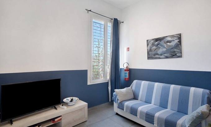 Santo Stefano al Mare Apartment | Apartment 'Ribes' with Private Terrace, Wi-Fi and Air Conditioning