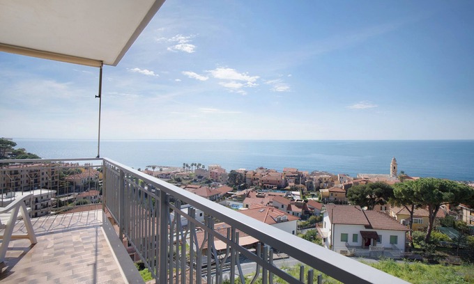 Santo Stefano al Mare Apartment | Apartment 'Silvia' with Sea View and Balcony