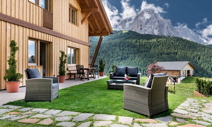 Daunei Apartment | Apartment 'Villa Solinda Puccini' with Mountain View and Wi-Fi