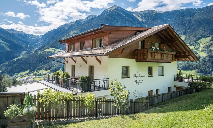 San Leonardo in Passiria Apartment | Apartment "Hofschenke Pfeiftal Heuduft" with Balcony, Garden & Wi-Fi