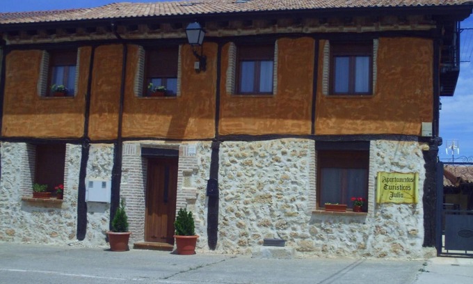 Valdemaluque Apartment | Apartment 'Julia De 1 Habitación' with Mountain View, Wi-Fi and Air Conditioning