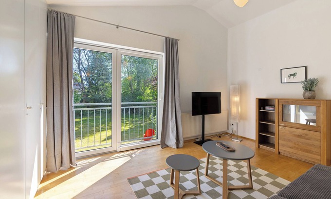 Jever Apartment | Apartment 'K4 Mit Gartenblick' with Private Terrace, Shared Garden and Wi-Fi