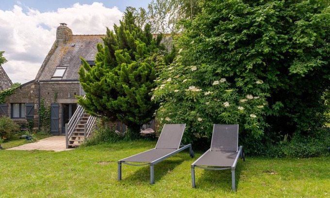 Erdeven Apartment | Apartment 'Ker Mané Iroise' with Shared Terrace, Shared Garden and Wi-Fi