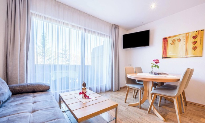 Naz Apartment | Apartment "Klementhof Nr 8" with Mountain View, Pool, Wi-Fi, Balcony & Garden