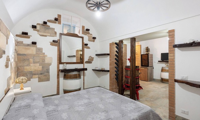 Piazza-Tralia-Pendolo Apartment | Apartment 'La Cantina Di Alba E Tramonto' with Wi-Fi and Air Conditioning