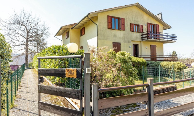 Prunetta Apartment | Apartment 'La Casetta Di Samu' with Mountain View, Balcony and Wi-Fi