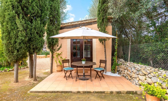 Establiments Apartment | Apartment 'La Casita' with Mountain View, Shared Pool and Wi-Fi