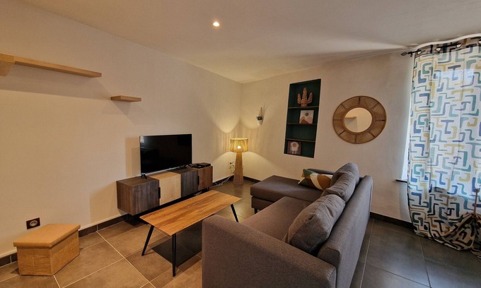 Montolieu Apartment | Apartment 'La Glycine' with Wi-Fi and Air Conditioning