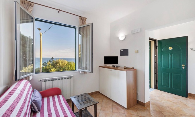 Finale Ligure Apartment | Apartment 'La Realidad 4' with Shared Pool, Wi-Fi and Air Conditioning