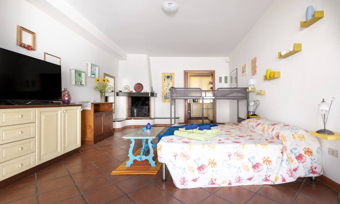Palmariggi Apartment | Apartment 'La Terra Di Mezzo' with Balcony, Wi-Fi and Air Conditioning