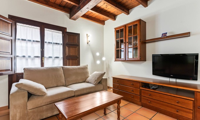 Bustio Apartment | Apartment 'Las Acacias' with Balcony and Wi-Fi