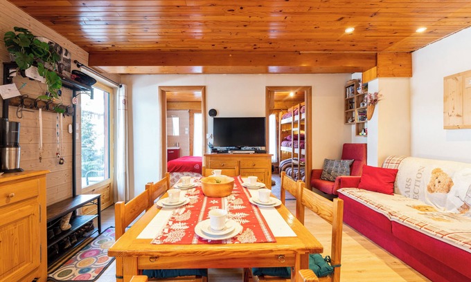 La Giettaz Apartment | Apartment 'Le Marmotton' with Mountain View, Shared Terrace and Wi-Fi