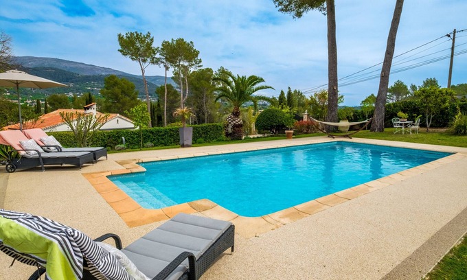 Peymeinade Apartment | Apartment 'Le Mas Des Pins' with Mountain View, Wi-Fi and Air Conditioning