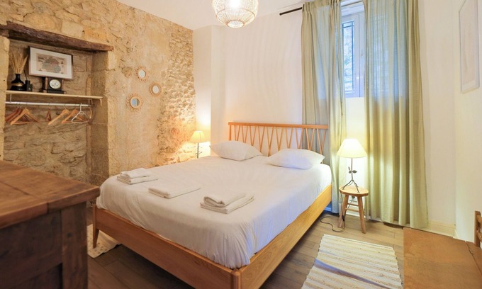 Perigueux Apartment | Apartment 'Le Relais Des Depeches' with Wi-Fi