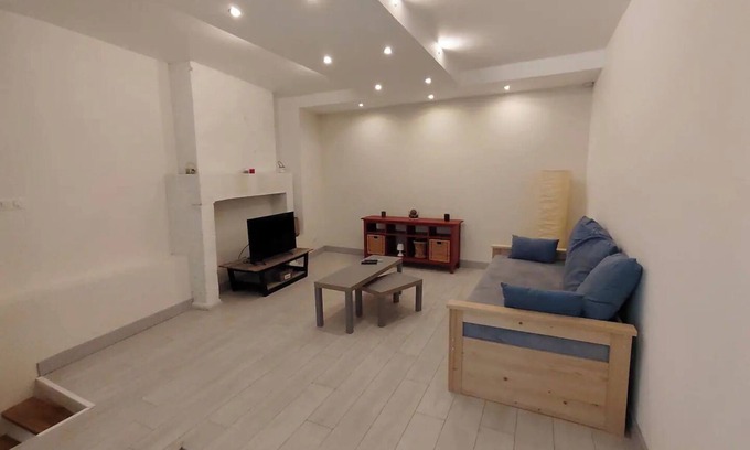 Perigueux Apartment | Apartment 'Le Triplex De L'union' with Wi-Fi