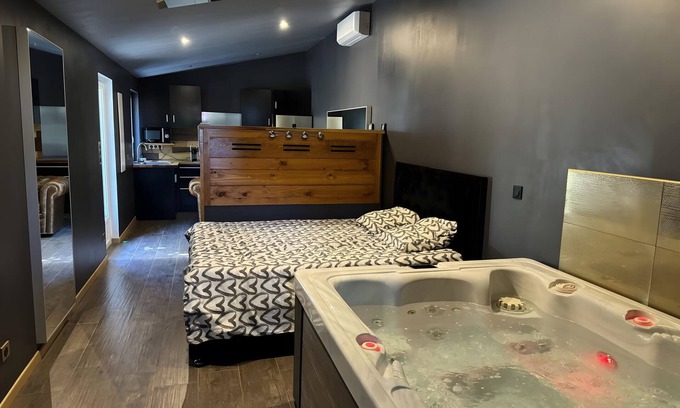 Caderousse Apartment | Apartment 'Love Room - Rhôna' with Wi-Fi and Air Conditioning