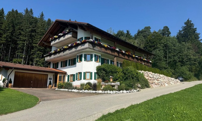 Friesenried Apartment | Apartment 'Löwenzahn' with Private Terrace, Shared Garden and Wi-Fi