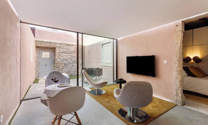 Alcantara Apartment | Apartment 'LxFactory Terrace Lisbon Loft' with Terrace & Wi-Fi