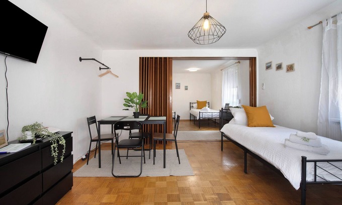 Neckarhausen Apartment | Apartment 'M B Homes Nürtingen' with Wi-Fi