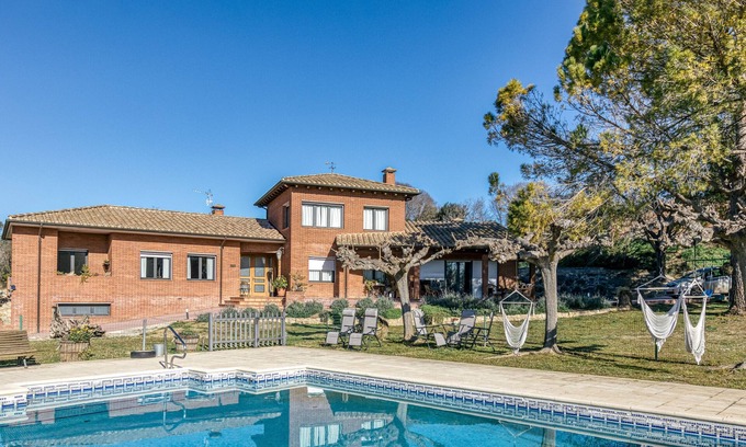 Fontcoberta Apartment | Apartment 'Maximino' with Mountain View, Wi-Fi and Air Conditioning