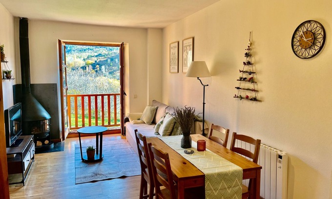 Taull Apartment | Apartment 'Mirador de la Neu' with Mountain View, Shared Garden and Balcony