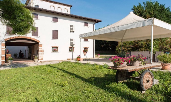 Montioni Apartment | Apartment 'Mono Garden Colombare Teboi' with Mountain View, Wi-Fi and Air Conditioning