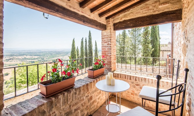 Montefollonico Apartment | Apartment "Montefollonico La Terrazza" with terrace & WiFi in Cortona