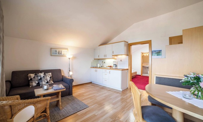 Schenna Apartment | Apartment "Mutspitz Rainegg" with Mountain View, Wi-Fi, Garden & Balcony