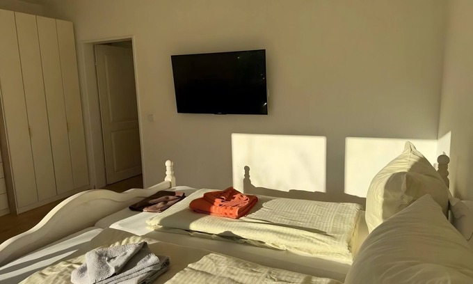 Neuhof Apartment | Apartment 'Nr 5c' with Shared Garden and Wi-Fi