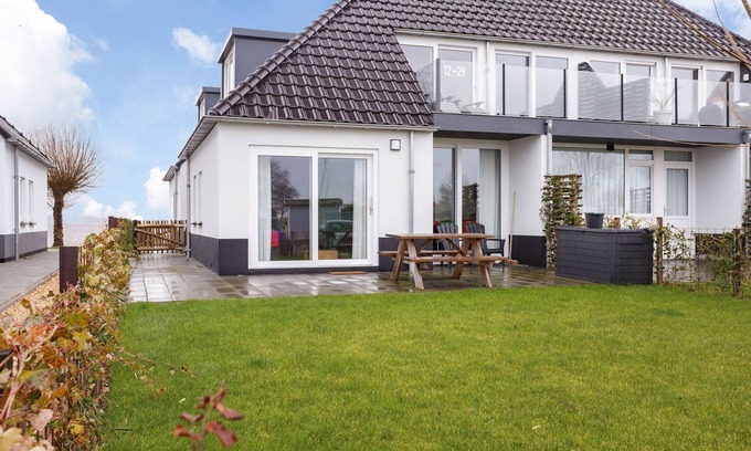 Offingawier Apartment | Apartment near Sneekermeer with Marina Access