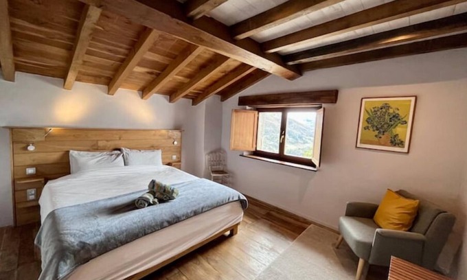 Peruyes Apartment | Apartment near the coast. Mountain views