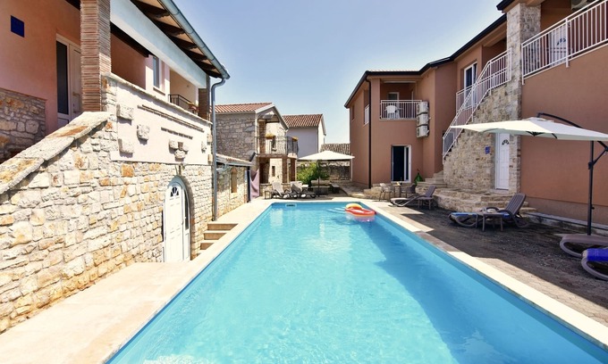 Tar-Vabriga Apartment | Apartment NOA3 Poreč-Tar pool, balcony, games room, Wi-Fi, barbecue