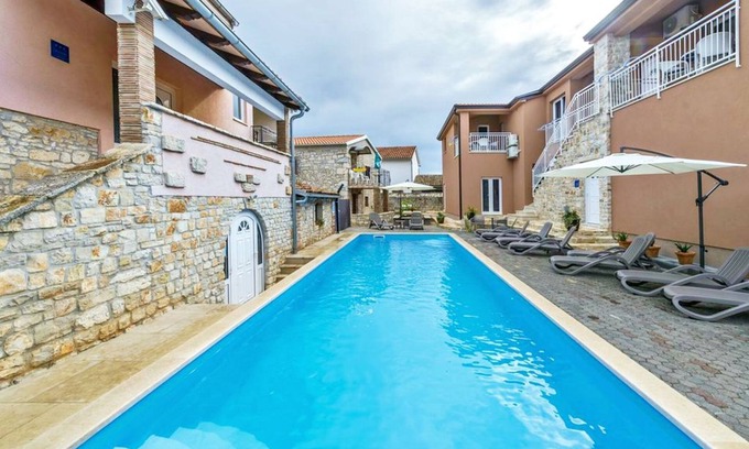 Tar-Vabriga Apartment | Apartment NOA4 Poreč-Tar pool, balcony, games room, Wi-Fi, barbecue