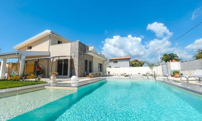 Fontane Bianche Apartment | Apartment 'Nord In Villa Sele' with Shared Pool, Wi-Fi and Air Conditioning