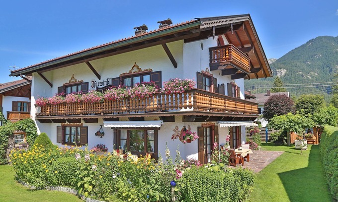 Kruen Apartment | Apartment 'Nr. 2 Karwendel' with Mountain View, Balcony and Wi-Fi